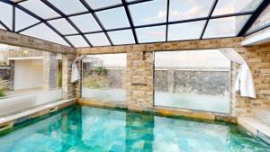 A piscina em ou perto de استراحة دهجان Dehjan chalet