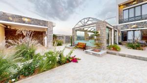 Um jardim no exterior de استراحة دهجان Dehjan chalet