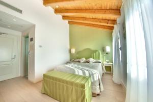 - une chambre avec un lit et un plafond en bois dans l'établissement Agriturismo Ca' Beatrice - Venice Airport, à Favaro Veneto
