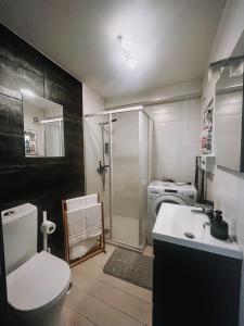 y baño con aseo, lavabo y ducha. en Casinha Praia Azul, en Costa de Lavos