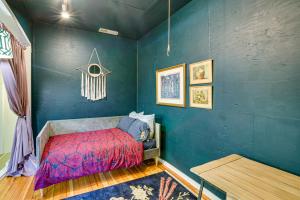 a bedroom with a bed and a blue wall at 1 Mi to City Plaza Family-Friendly Chico Home in Chico