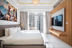 迪拜Downtown Luxury Treat - Premium Location! 2 bedroom!的一间卧室，配有一张大床和一扇大窗户。 更多84张照片