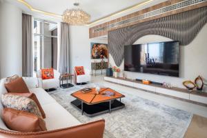 迪拜Downtown Luxury Treat - Premium Location! 2 bedroom!的配有大屏幕平板电视的客厅