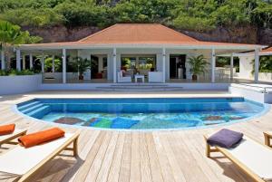 Piscine de l'établissement Villa BOT- EVERSAIL avec vue panoramique sur l'océan ou située à proximité