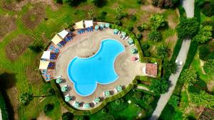 Una vista aérea de una piscina con mesas y sombrillas. en Pizzo Beach Studio 121G, en Pizzo 23 fotos más