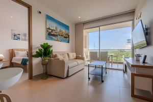 a living room with a couch and a table at Nuevo, Exclusivo Apto 2BR Laguna Cristalina in Cartagena de Indias