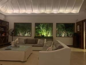 Coin salon dans l'établissement Villa BOT- EVERSAIL avec vue panoramique sur l'océan