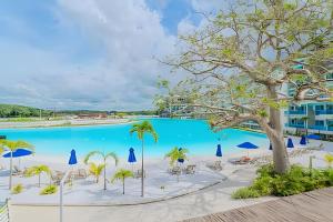 a view of the pool at the resort at Nuevo, Exclusivo Apto 2BR Laguna Cristalina in Cartagena de Indias