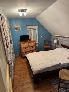 a bedroom with a bed and a desk with a laptop at Villa Boston in La Bourboule