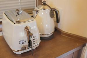 a toaster sitting on a counter next to a blender at Gimnyeong Musgo in Jeju