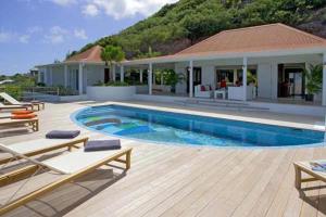 une piscine devant une maison dans l'établissement Villa BOT- EVERSAIL avec vue panoramique sur l'océan, à Saint Barthelemy