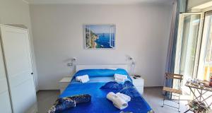 une chambre avec un lit bleu avec des serviettes dessus dans l'établissement Bn'b Diva, à Naples