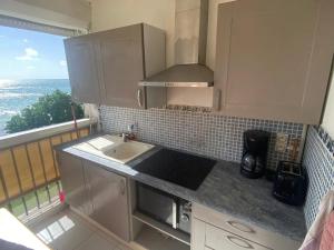 Kuchyň nebo kuchyňský kout v ubytování Studio confortable avec vue sur la mer + 6 fotografií
