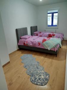 Ένα ή περισσότερα κρεβάτια σε δωμάτιο στο Apartman Munir Zahirovič