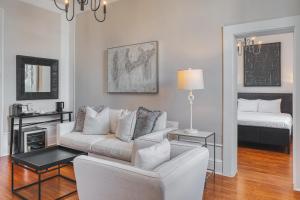 ストラトフォードにあるThe Windsor Hotel by Hoco Hotels Collectionのソファとベッドのあるリビングルーム