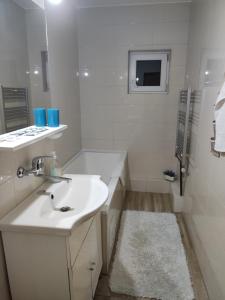 Ένα μπάνιο στο Apartment Farmec