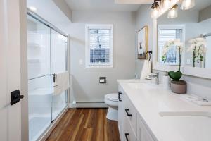 ein weißes Badezimmer mit Dusche und Toilette in der Unterkunft Marina Cottage by Simple Life Rentals in Baileys Harbor