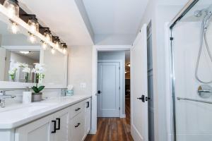 ein weißes Badezimmer mit Dusche und Waschbecken in der Unterkunft Marina Cottage by Simple Life Rentals in Baileys Harbor