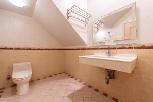 ein Badezimmer mit Waschbecken und Toilette in der Unterkunft 花蓮密絲朵包棟民宿 4-14人 l 近花蓮火車站 l 電動麻將桌 in Hualien + 17 Fotos