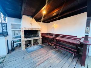una stanza vuota con panchine e camino di Holiday Home Hlinsko a Chrudim Altre 8 foto