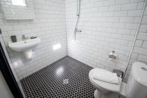 Un baño de DORM BG pet-friendly Aparthotel 78 fotos más