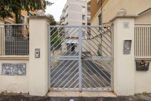 un cancello di un edificio con il numero sopra di Little House 15 a Roma