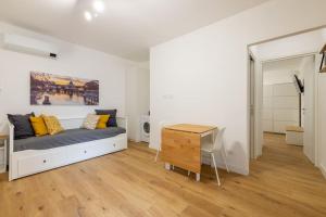 una camera da letto con un letto e una scrivania in una stanza di Little House 15 a Roma