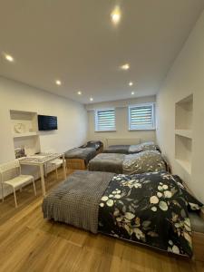 En eller flere senge i et værelse på Lokietka