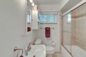 Ένα μπάνιο στο Royal Oak Home 13 Mi to Downtown Detroit +20 φωτογραφίες