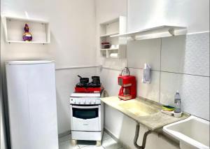 Η κουζίνα ή μικρή κουζίνα στο APT-10 Completo Com Ar-Condicionado Garagem Predio Central Perto de tudo