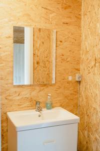 Ένα μπάνιο στο Blue Home With Room For Fun And Comfort +18 φωτογραφίες