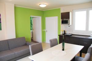 莫劳豪洛姆Írisz Apartmanház的带沙发和桌子的客厅