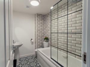 Ένα μπάνιο στο Modern 3 Bed, Ideal for Contractors, FREE PARKING - Central +31 φωτογραφίες