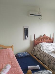 a bedroom with two beds in a room at Casa em condomínio Praia Seca in Araruama