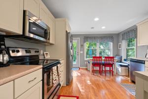 una cucina con piano cottura e una sala da pranzo di Blue Bear Cottage at Simple Life Rentals a Fish Creek