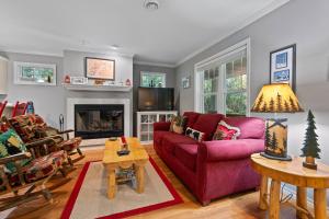 un soggiorno con divano viola e camino di Blue Bear Cottage at Simple Life Rentals a Fish Creek Altre 21 foto