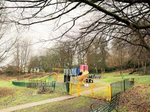 Herní místnost nebo prostor pro děti v ubytování 2 Bed in Broughton-in-Furness SZ429
