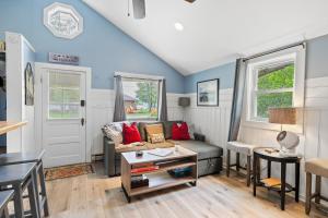 Χώρος καθιστικού στο Sunset Shores - Sunflower Cabin #4 by Simple Life Rentals
