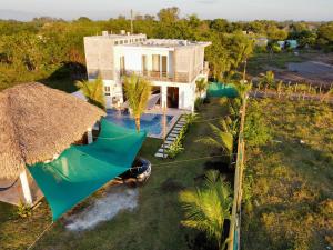 una vista aérea de una casa con piscina en Las Villas Taxisco, en Taxisco