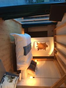 um quarto com uma almofada sentada no chão em Bed and Breakfast Art em Zedelgem