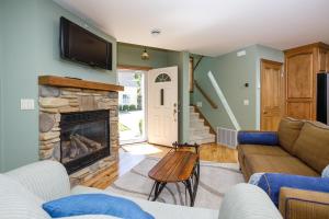 Χώρος καθιστικού στο Yellow Birch Cottage by Simple Life Rentals