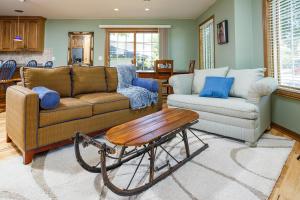 Χώρος καθιστικού στο Yellow Birch Cottage by Simple Life Rentals +36 φωτογραφίες