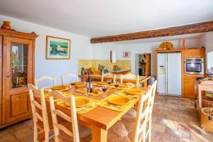 Η κουζίνα ή μικρή κουζίνα στο Villa Le Vieux Mas by Villa Plus