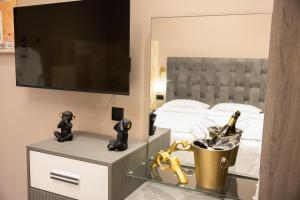 TV a/nebo společenská místnost v ubytování QUICK'HOT By GTS - capsules et chambres confortables