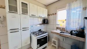 Kuchyň nebo kuchyňský kout v ubytování Cond. Villa dos Corais nas praias de Coroa Vermelha