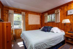 Katil atau katil-katil dalam bilik di Stony Shore Cabin by Simple Life Rentals