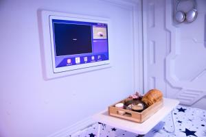 TV a/nebo společenská místnost v ubytování QUICK'HOT By GTS - capsules et chambres confortables