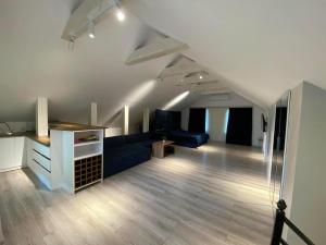 een woonkamer met een blauwe bank en een tafel bij Surami Comfort House in Surami