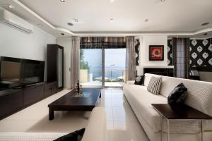 Μια τηλεόραση ή/και κέντρο ψυχαγωγίας στο Luxury Villa Alexandros Corfu