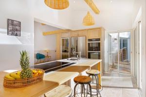 een keuken met een aanrecht met daarop een schaal fruit bij Villa Beauregard by Villa Plus in Tourrettes
